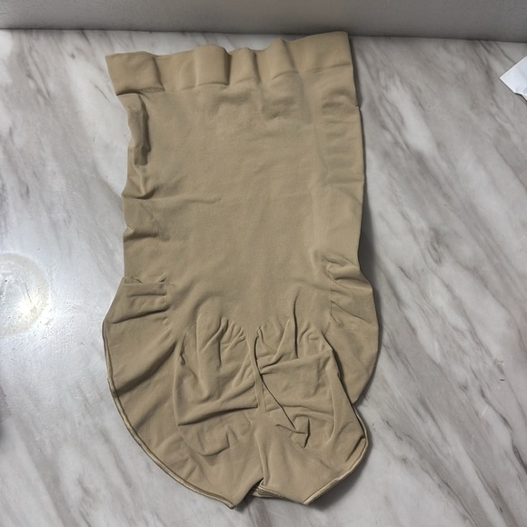 SKIMS Shapewear in Nude 2XL - Picture 5 of 6